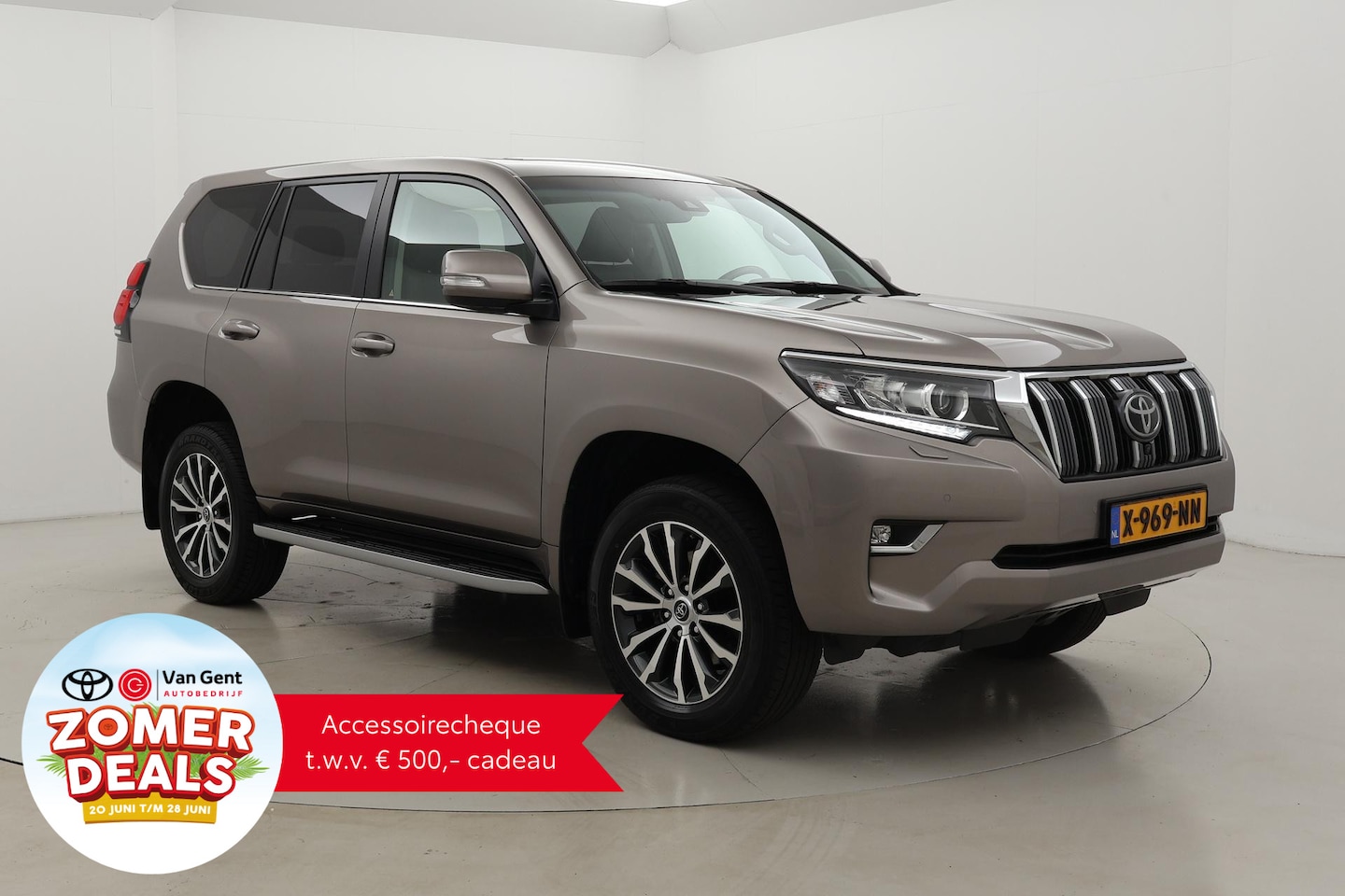 Toyota Land Cruiser - 5 pers. 2.8 D-4D Executive | Panoramadak | Trekhaak | Treeplanken | Stoel-/achterbankverwa - AutoWereld.nl