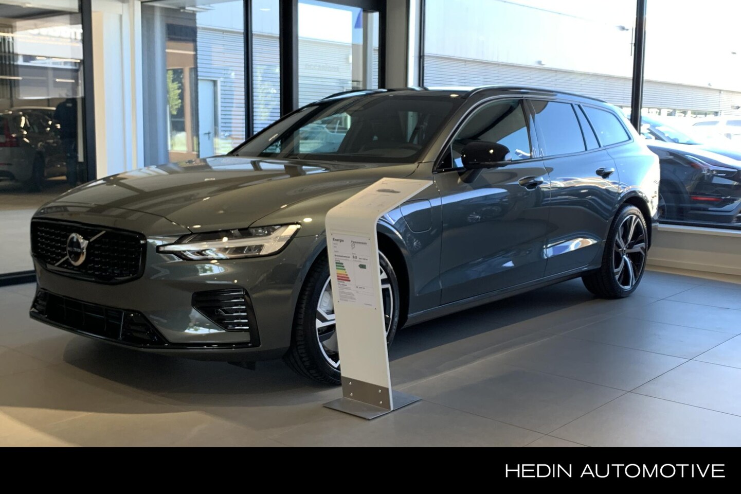 Volvo V60 - 2.0 T6 Plug-in hybrid AWD Plus Dark | MY26 | Forest Lake | Panoramadak | 19" Lichtmetalen - AutoWereld.nl