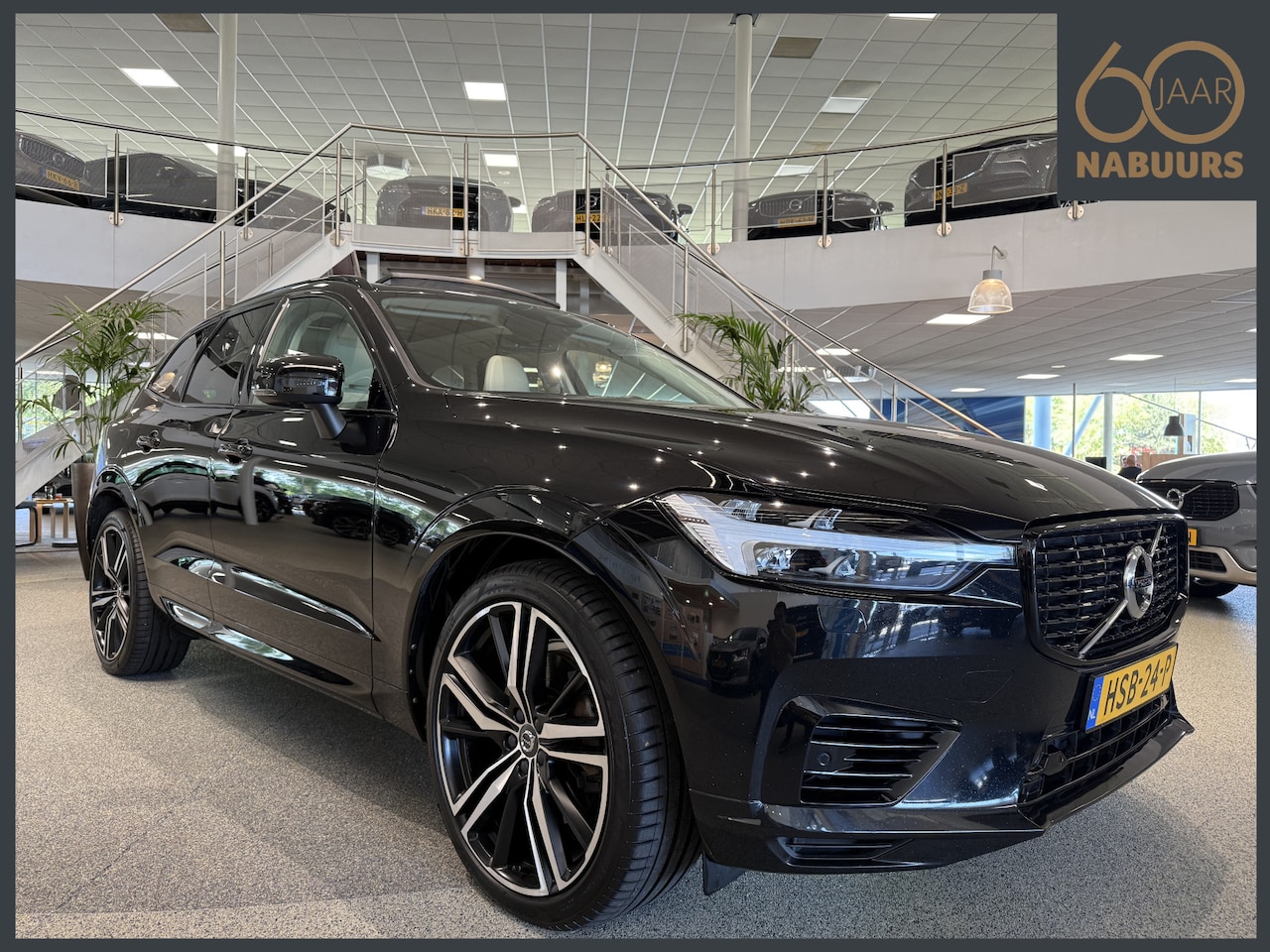 Volvo XC60 - 2.0 T8 Plug-in hybrid AWD R-Design, Trekhaak, Luchtvering, Pano - AutoWereld.nl