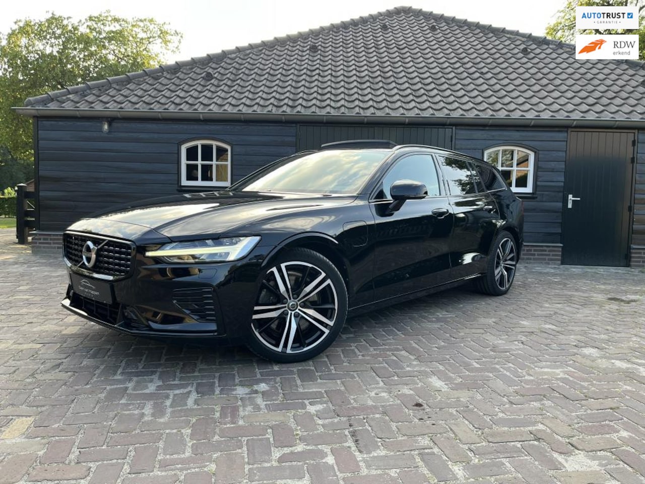 Volvo V60 - 2.0 T6 Recharge AWD R-Design| Pano| ACC| Leer| Carplay| Trekhaak - AutoWereld.nl