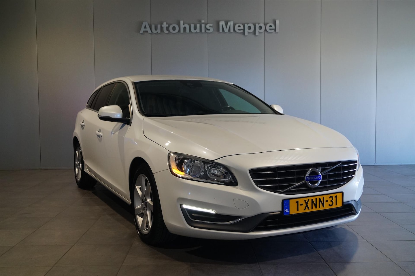 Volvo V60 - Summum Editie | LED | Cruise Control | Navigatie | Sensus Audio | - AutoWereld.nl