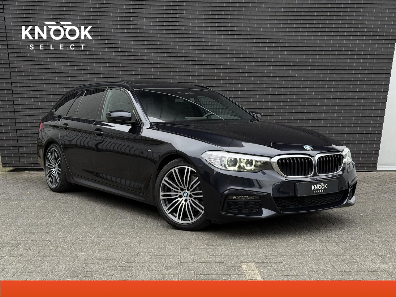 BMW 5-serie Touring - 520i M Sport | Panodak | Sportstoel| | LED - AutoWereld.nl