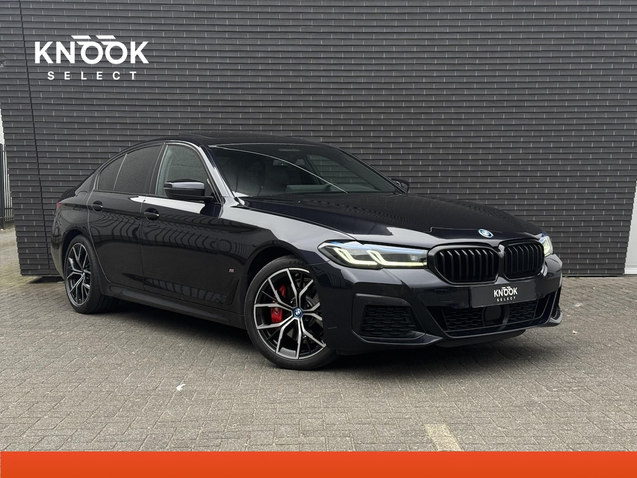 BMW 5-serie - 520e M Sport | Schuifdak | Comfortleder + Massage | Driving Ass. Pro | Laser | Live Cockpi - AutoWereld.nl