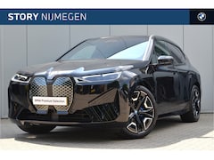 BMW iX - xDrive40 High Executive / Sportpakket / Panoramadak / Trekhaak / Laserlight / Parking Assi