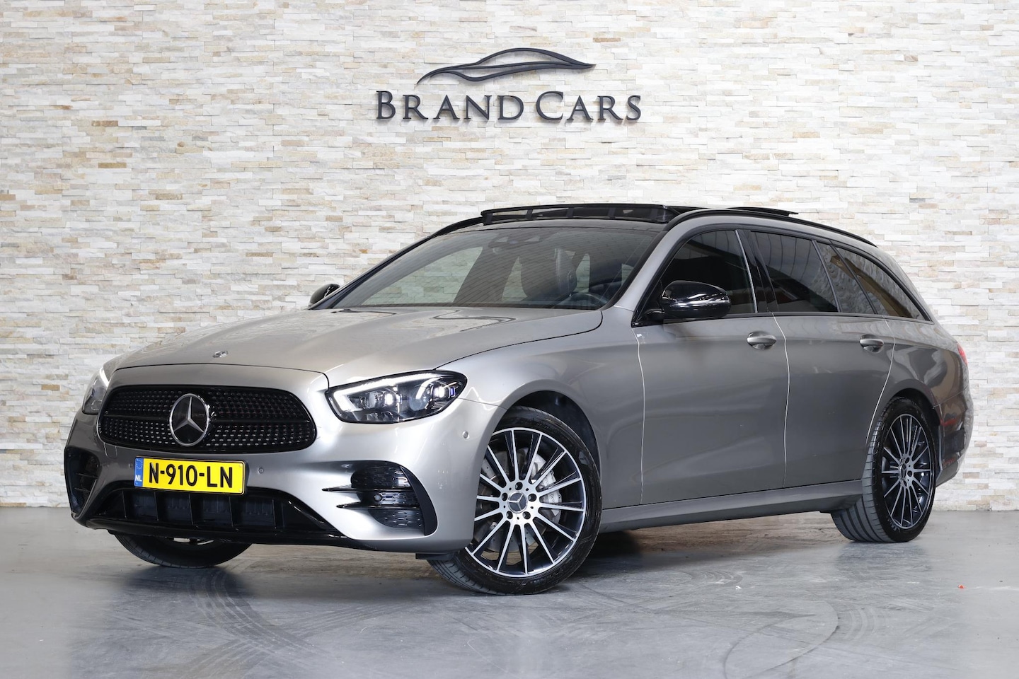 Mercedes-Benz E-klasse Estate - 300 de AMG Line | FACELIFT | PANO | WIDESCREEN | SFEERVERLICHTING | CAMERA | - AutoWereld.nl