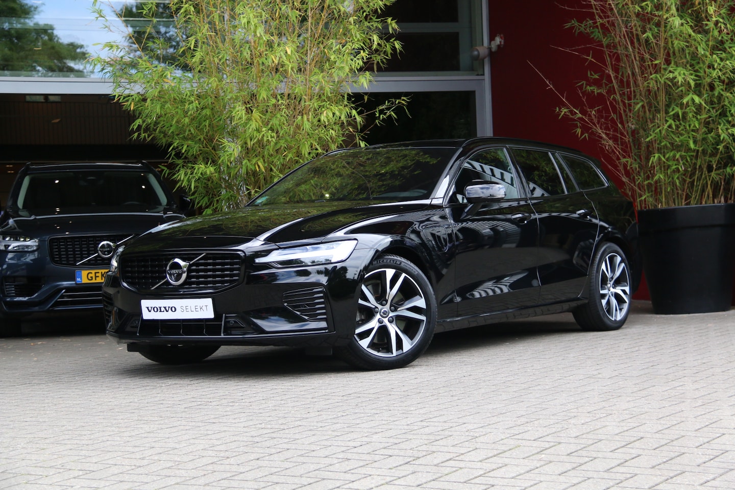 Volvo V60 - 2.0 T6 Recharge AWD R-Design | Trekhaak | 360 Camera | Head-up | Panoramadak | Harman/Kard - AutoWereld.nl