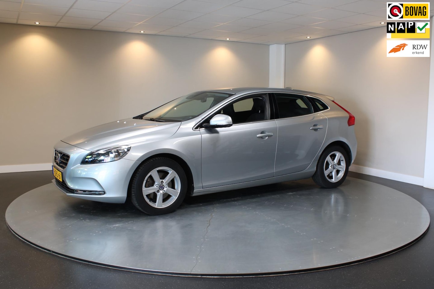 Volvo V40 - 1.6 T2 Momentum *2de eigenaar/Dealer OH* Trekhaak|Cruise|Navi - AutoWereld.nl