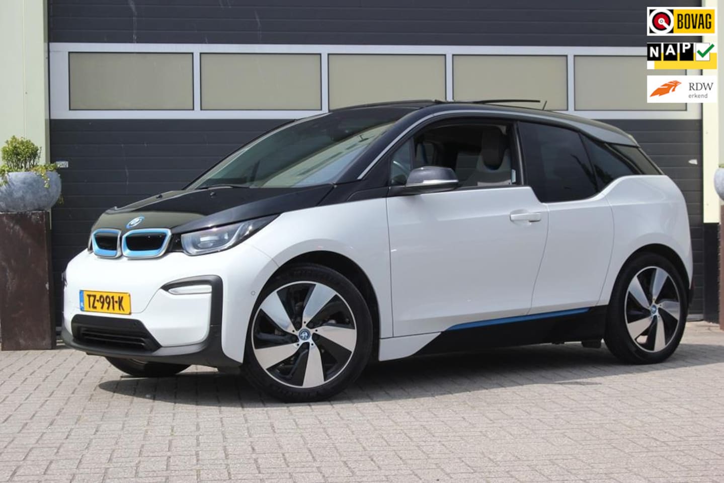 BMW i3 - Basis 120Ah 42 kWh | Panoramadak | Adaptieve Cruise Control | - AutoWereld.nl