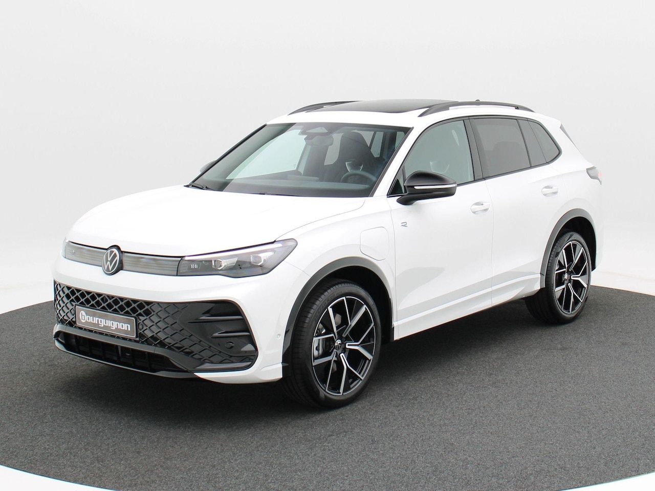 Volkswagen Tiguan - R-Line-Edition 1.5 eHybrid | 204 PK | Trekhaak | Ergonomische Voorstoelen | Stoelmassage | - AutoWereld.nl