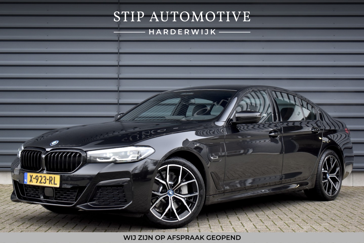 BMW 5-serie - 530e High Executive M Sport | Active Cruise Control | Trekhaak Wegklapbaar | 19'' M Velgen - AutoWereld.nl