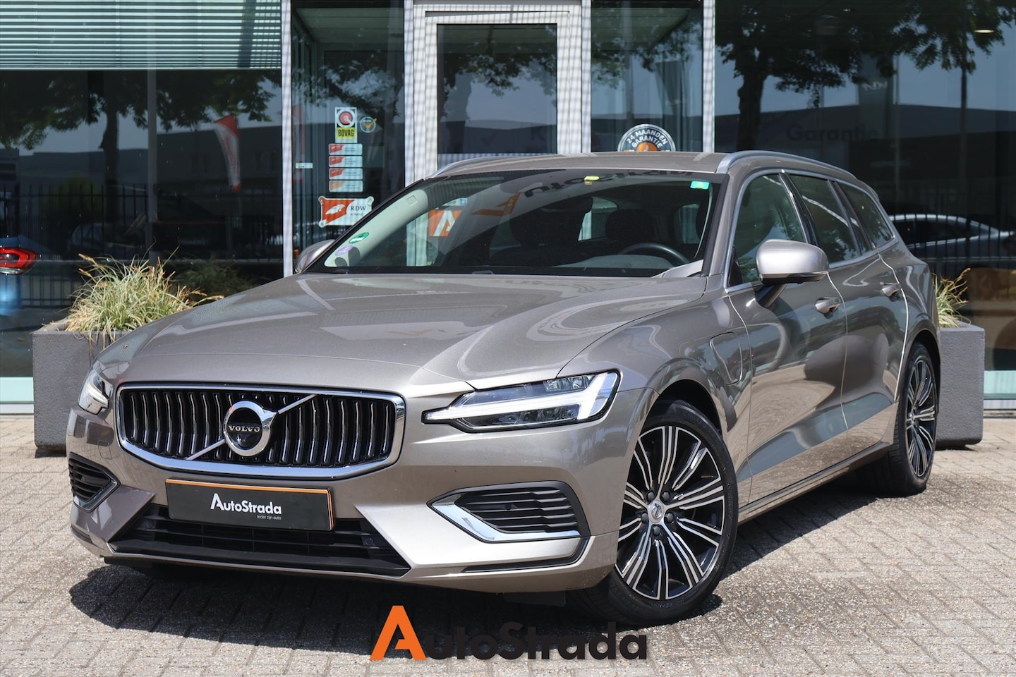 Volvo V60 - T6 Twin Engine Business Pro 340pk AWD | Carplay | 360 Camera | ACC | Climate | Trekhaak | - AutoWereld.nl