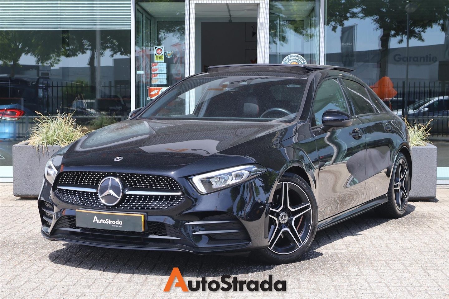 Mercedes-Benz A-klasse - Limousine A 180 AMG-Line 136pk | Pano | Sfeer | Camera | Cruise | Climate | LED | Stoelver - AutoWereld.nl