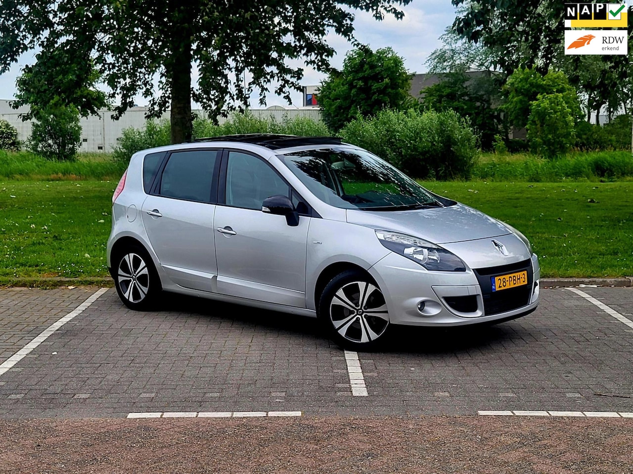 Renault Scénic - 1.4 TCe Bose / Camera / Open dak / Cruise control / Dealer onderhouden - AutoWereld.nl