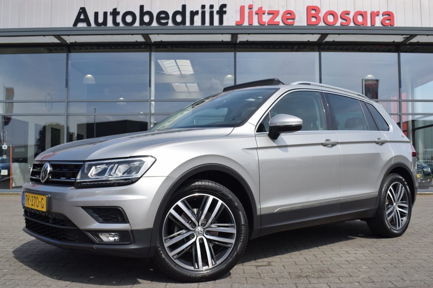 Volkswagen Tiguan - 1.4 TSi Comfortline Business LED | Panoramadak | Dynaudio | Keyless | Trekhaak | Carplay - AutoWereld.nl