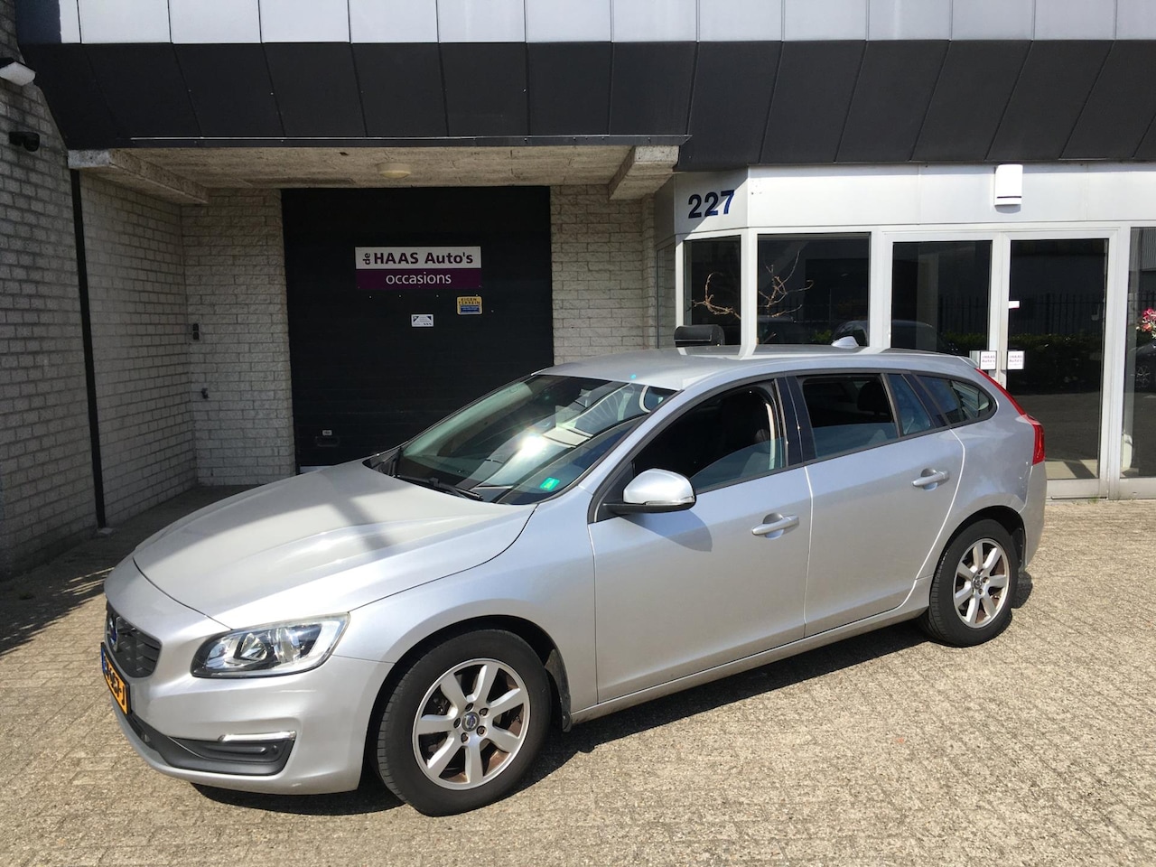 Volvo V60 - 2.0 D3 / 5 CILINDER / EURO-5 / NAVI / CAMERA / AUTOMAAT / APK 2026 - AutoWereld.nl