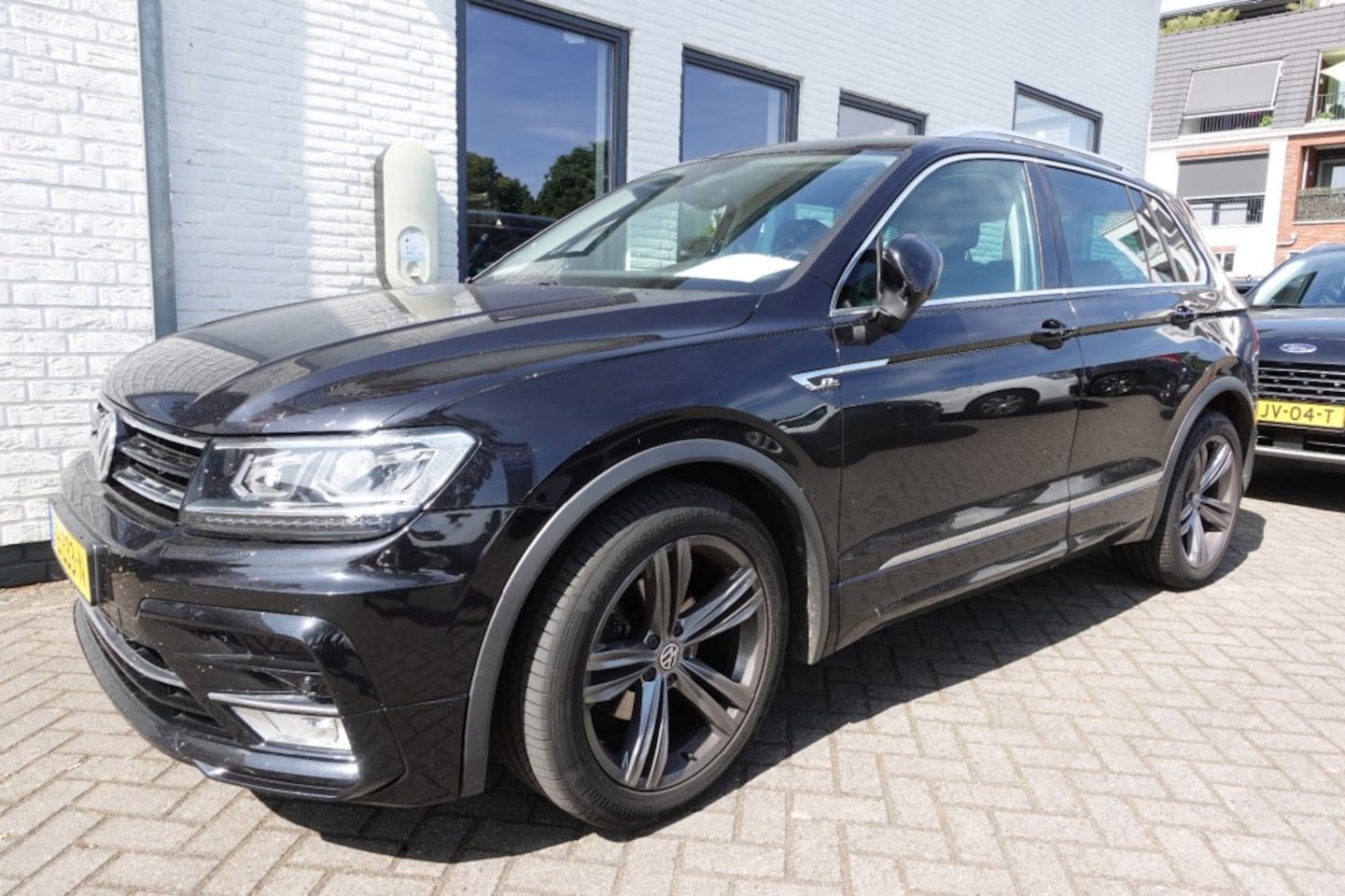 Volkswagen Tiguan - 1.4 TSI ACT Highline  R-Line Leder (BIJ POETSER !!) - AutoWereld.nl