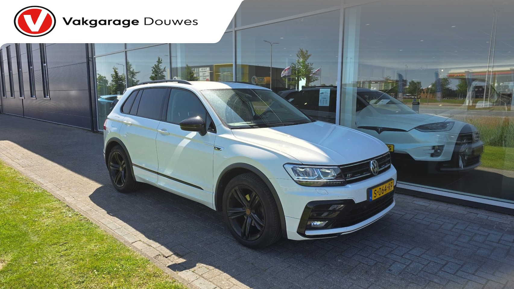 Volkswagen Tiguan - 2.0 TDI Comfortline Business | Automaat | ACC | Carplay | Stoelverwarming | R-Line | Trekh - AutoWereld.nl