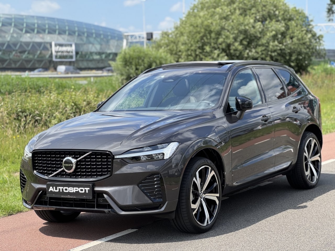 Volvo XC60 - 2.0 T8 Plug-in Hybrid AWD R-Design Pano H&K Leder - AutoWereld.nl