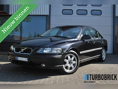 Volvo S60 - 2.4 140PK |Clima|Cruise|Afn. trekhaak|Dealer onderh.|Youngtimer|Leder|16"|Sport int