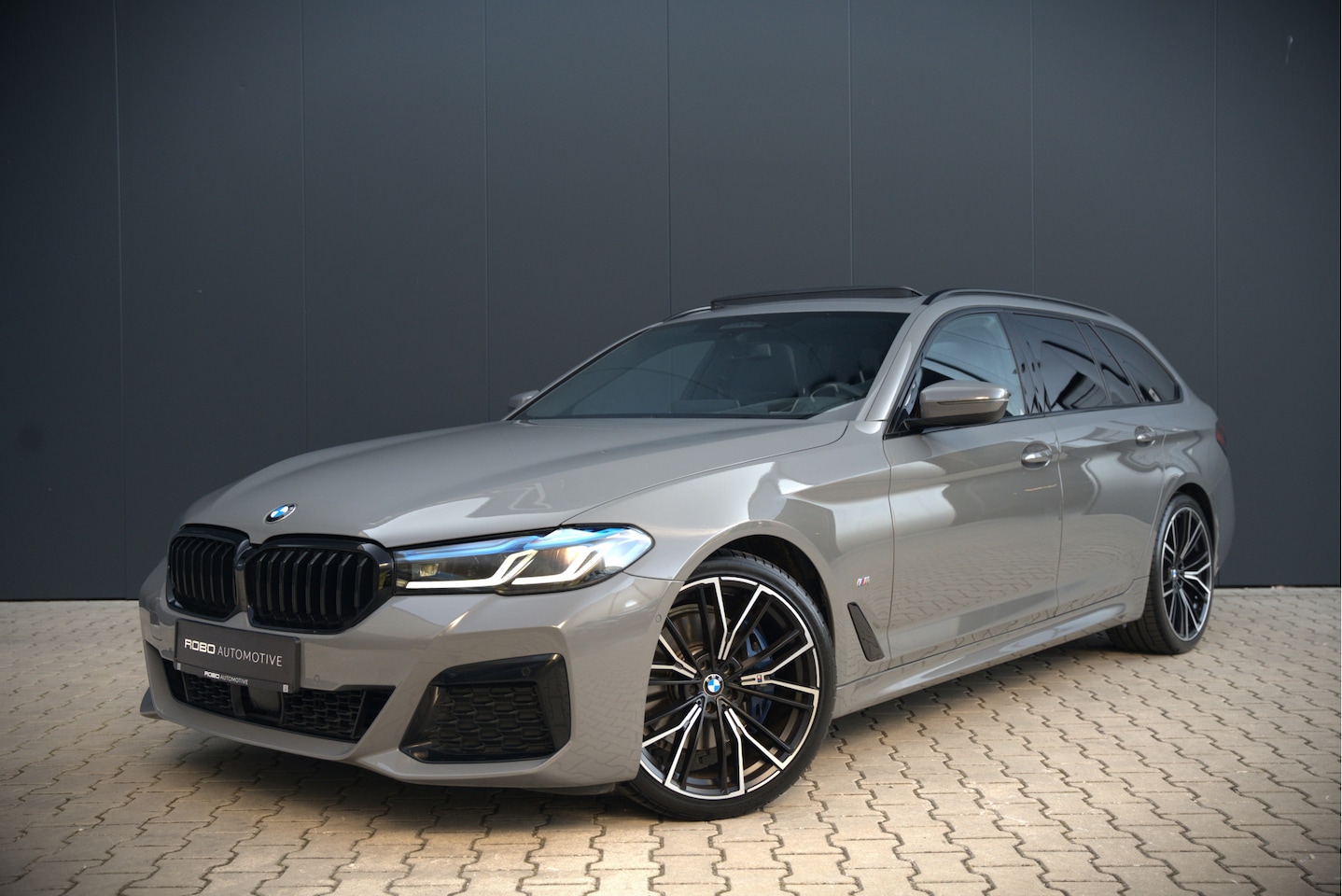 BMW 5-serie Touring - 530i High Executive M Sport | Panoramadak | Head-Up Display | Laser | Trekhaak | Stoelverw - AutoWereld.nl
