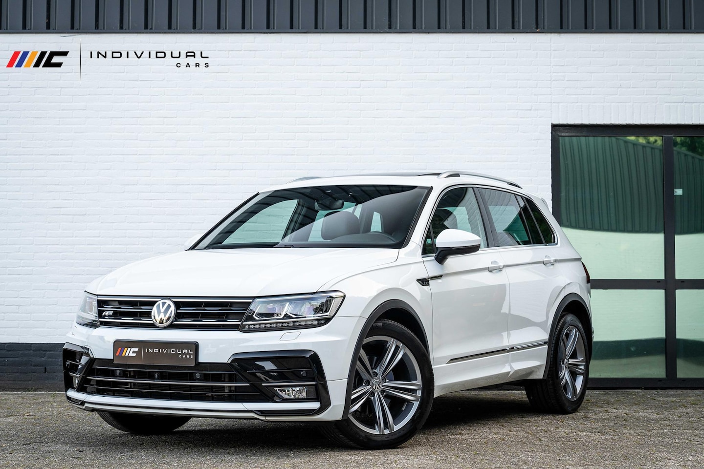 Volkswagen Tiguan - 1.5 TSI ACT R-Line 150pk Panorama Trekhaak - AutoWereld.nl
