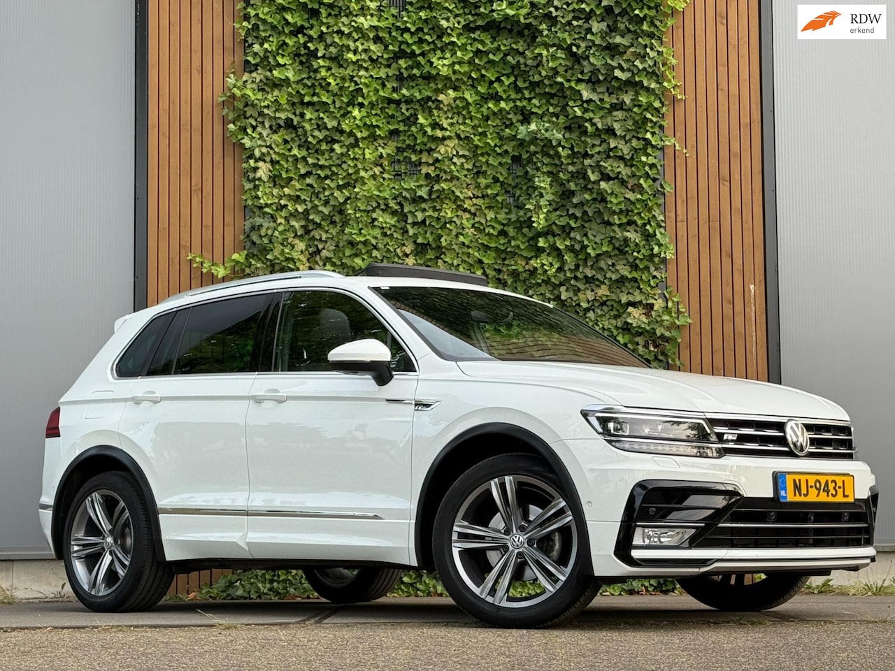 Volkswagen Tiguan - 1.4 TSI ACT Business 3x R-Line Pano|trekhaak|Dealer onderhouden - AutoWereld.nl