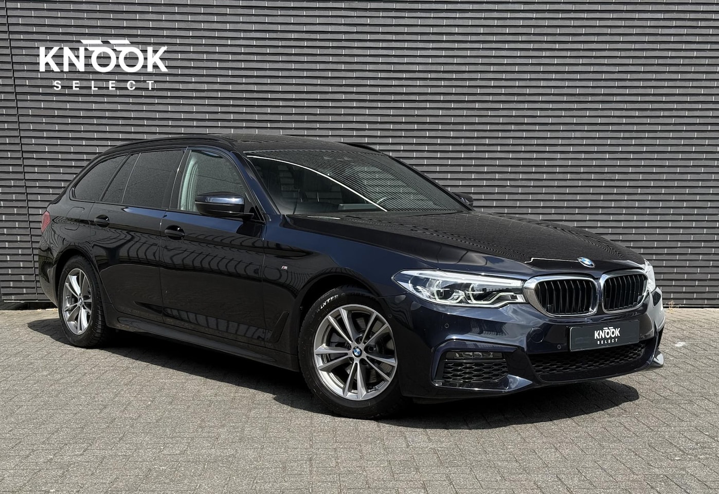 BMW 5-serie Touring - 520i M Sport High Executive | Panodak | Comfortleder | Camera | Adaptive LED | - AutoWereld.nl