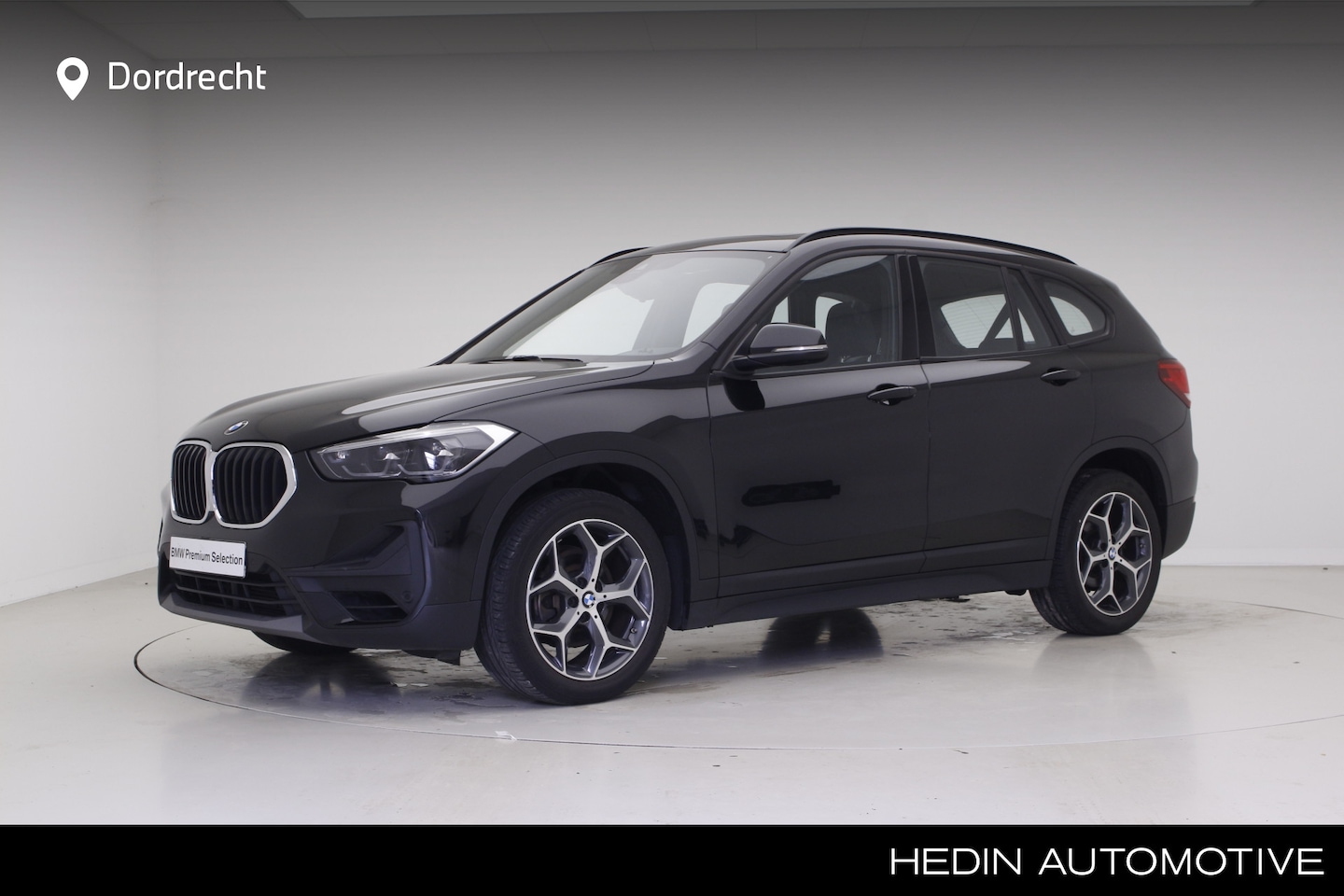 BMW X1 - sDrive18i | Panorama | Leder | 2 jaar Garantie | LED | Comfort Acces | 18"M-Sport velgen - AutoWereld.nl