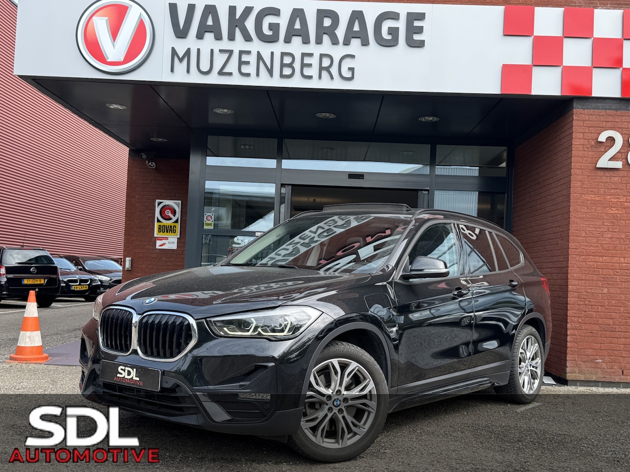 BMW X1 - xDrive25e High Executive // PANO / SCHUIF-KANTEL DAK // NAVI // PDC // ELEKTRISCHE ACHTERK - AutoWereld.nl