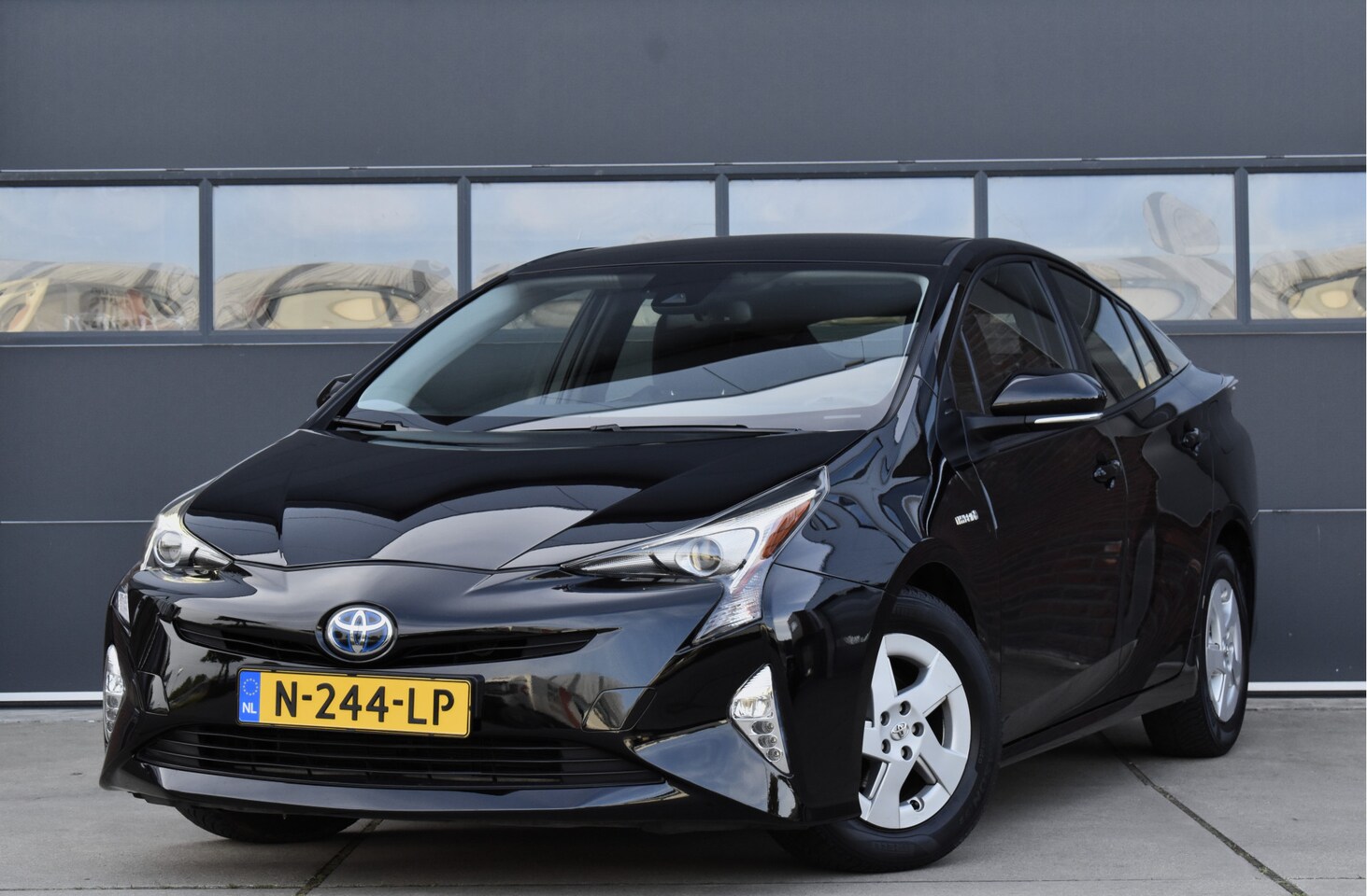 Toyota Prius - 1.8 Black Edition Camera - Navi - Cruise - Clima - AutoWereld.nl
