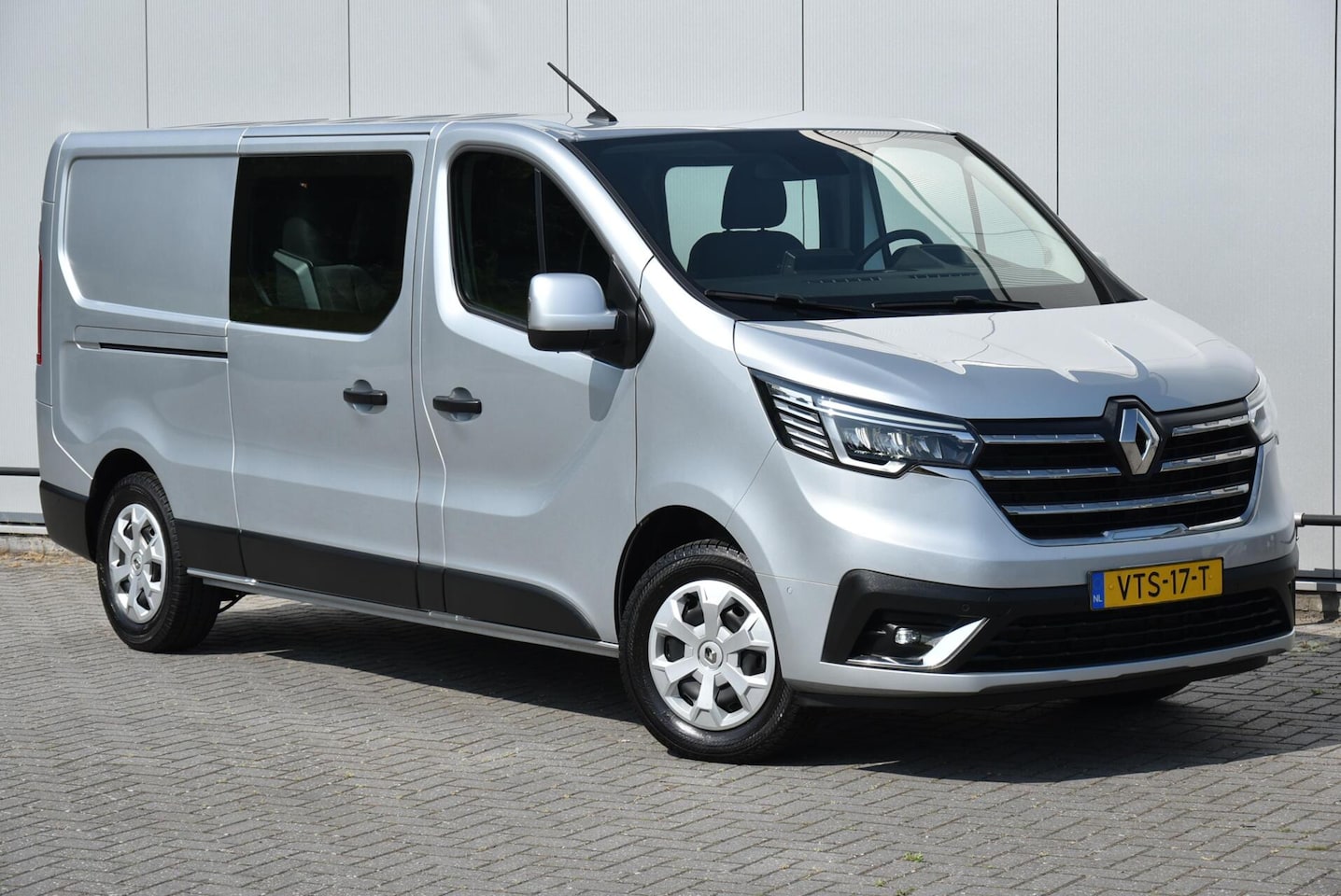 Renault Trafic - 2.0 dCi 131 Pk L2H1 DC 6 Persoons Airco Trekhaak - AutoWereld.nl