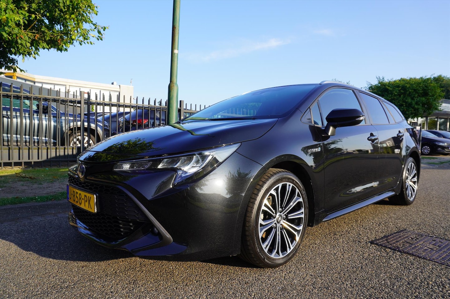 Toyota Corolla Touring Sports - 1.8 Hybrid 122pk CVT Business Plus Apple Carplay Parkeer Camera - AutoWereld.nl