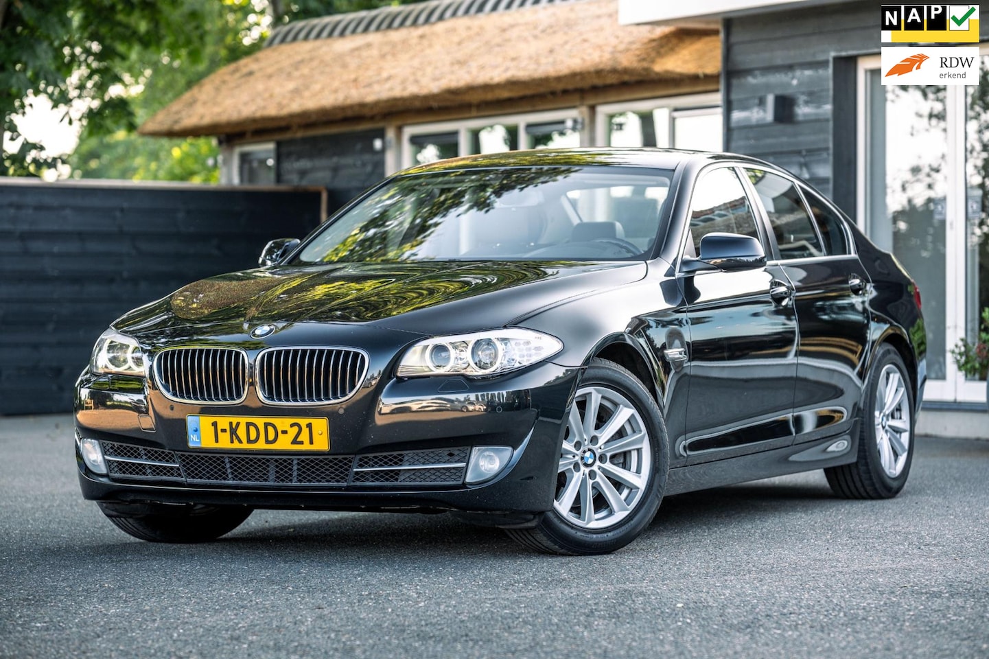 BMW 5-serie - 520i High Executive NL Auto I NAP I Trekhaak I Leder I Stoelverwarming I Navi breed I Park - AutoWereld.nl