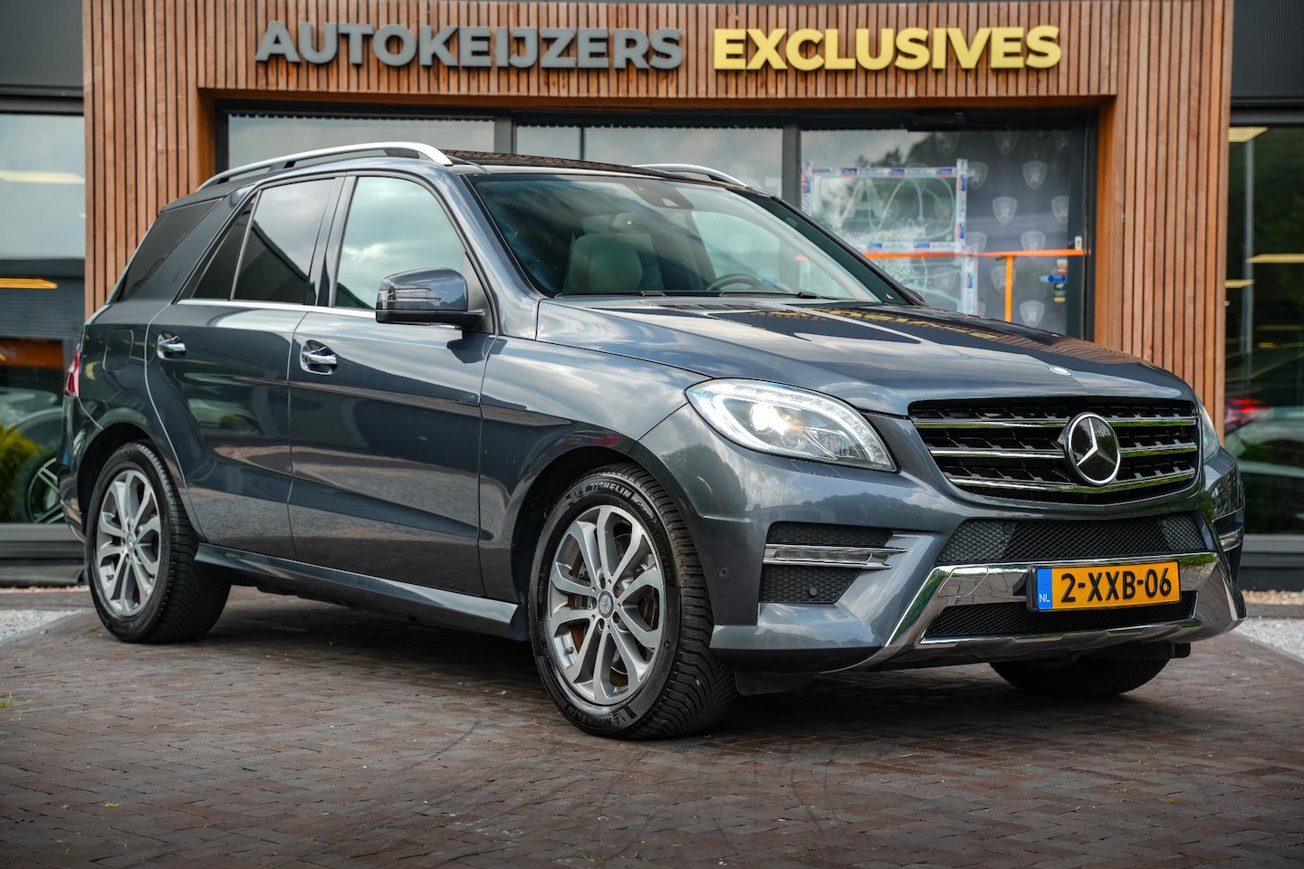 Mercedes-Benz M-klasse - 500 AMG Panoramadak Adapt. Cruise Camera Leer Luchtvering Trekhaak - AutoWereld.nl