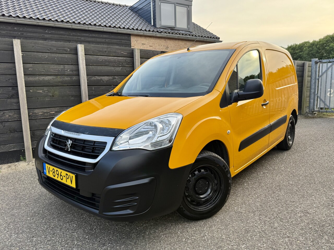 Peugeot Partner - 120 1.6 BlueHDi 100 L1 Premium S&S nw. distributie - AutoWereld.nl