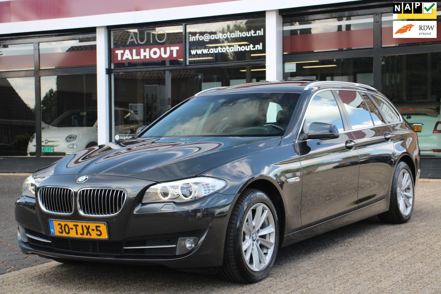 BMW 5-serie Touring - 528i High Executive - Trekhaak, Panoramadak, Memory stoelen, TV's - AutoWereld.nl