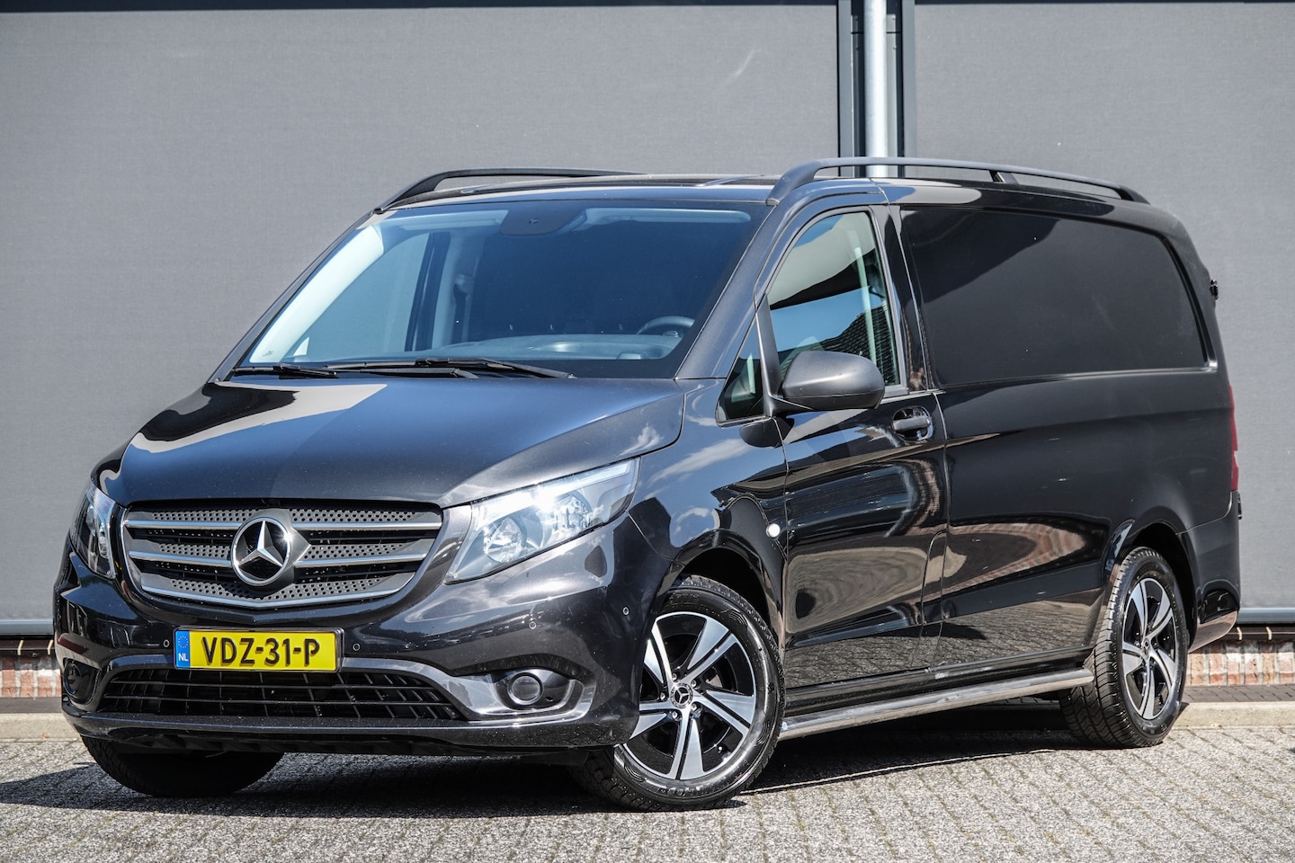 Mercedes-Benz Vito - 114Cdi 136Pk Aut. | Lang | Trekhaak | Achteruitrijcamera | Sidebars | 17'' | Grafietgrijs - AutoWereld.nl