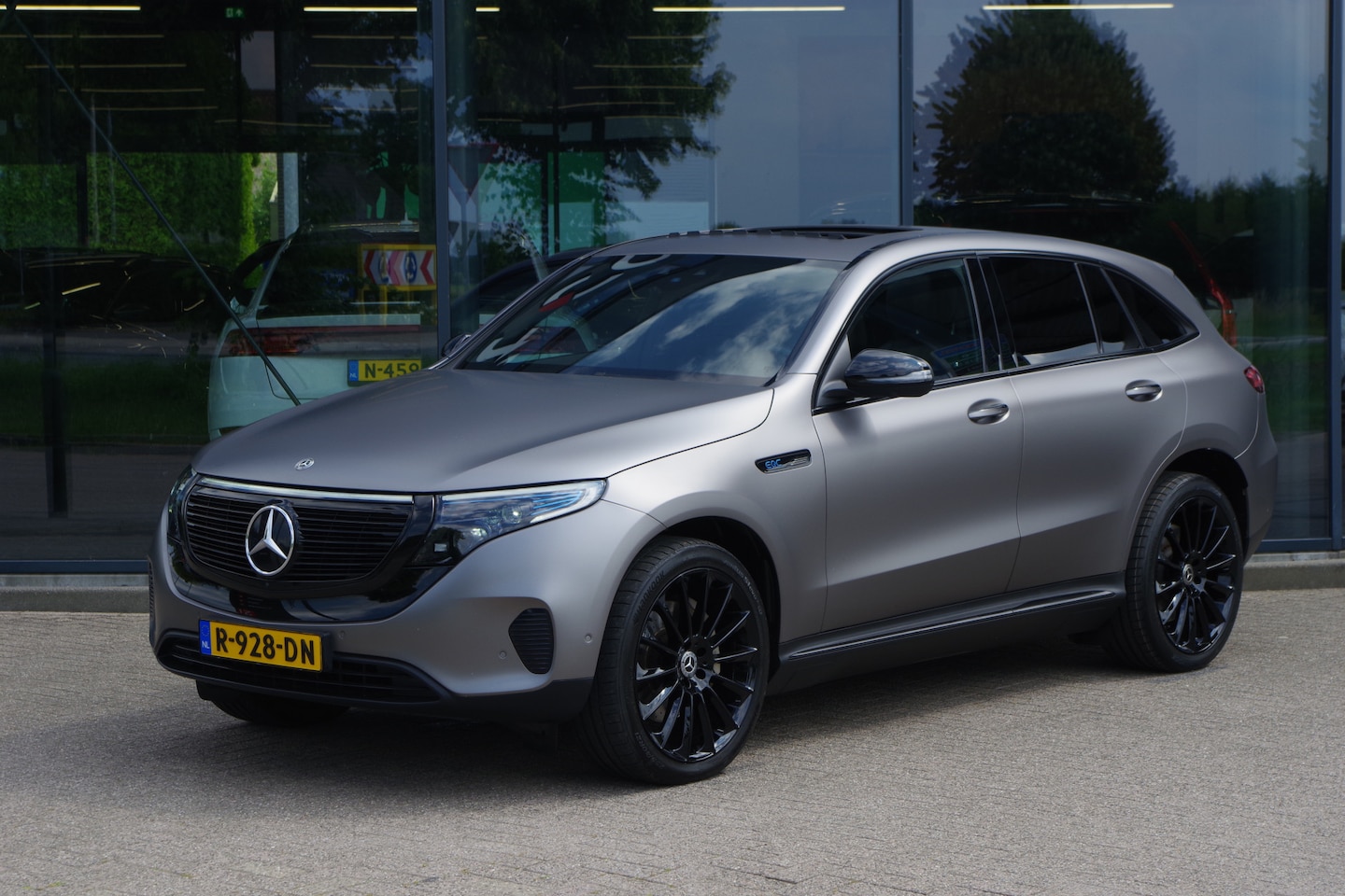 Mercedes-Benz EQC - 400 4MATIC 408 PK Premium Plus 80 kWh, Panorama Dak, Burmester, 21 inch, LED - AutoWereld.nl