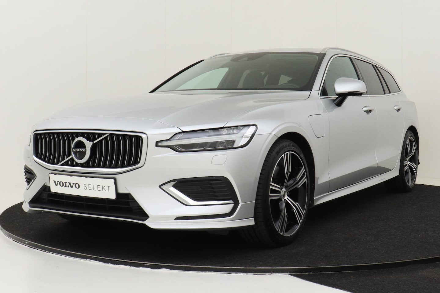 Volvo V60 - T8 RECHARGE AWD INSCRIPTION -PANO.DAK|360°CAM|HK-AUDIO|19"|BLIS|HEAD-UP DISP.|STYLING|TREK - AutoWereld.nl