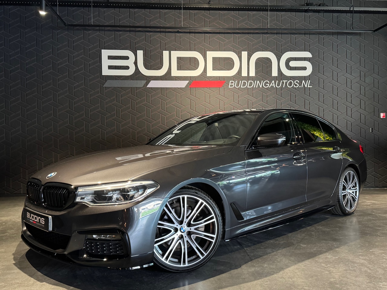 BMW 5-serie - 520i High Exe | M-performance | Head-up | 20'' - AutoWereld.nl