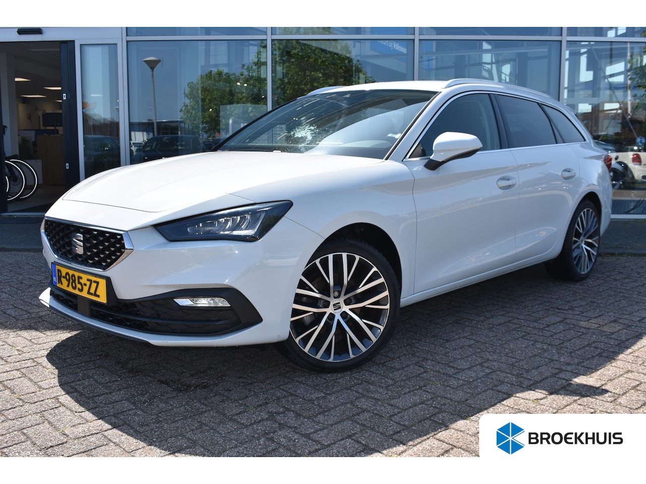 Seat Leon Sportstourer - 1.5 eTSI 150PK DSG-7 X-cellence | 18 INCH | APP CONNECT | NAVIGATIE | PARKEERSENSOREN - AutoWereld.nl