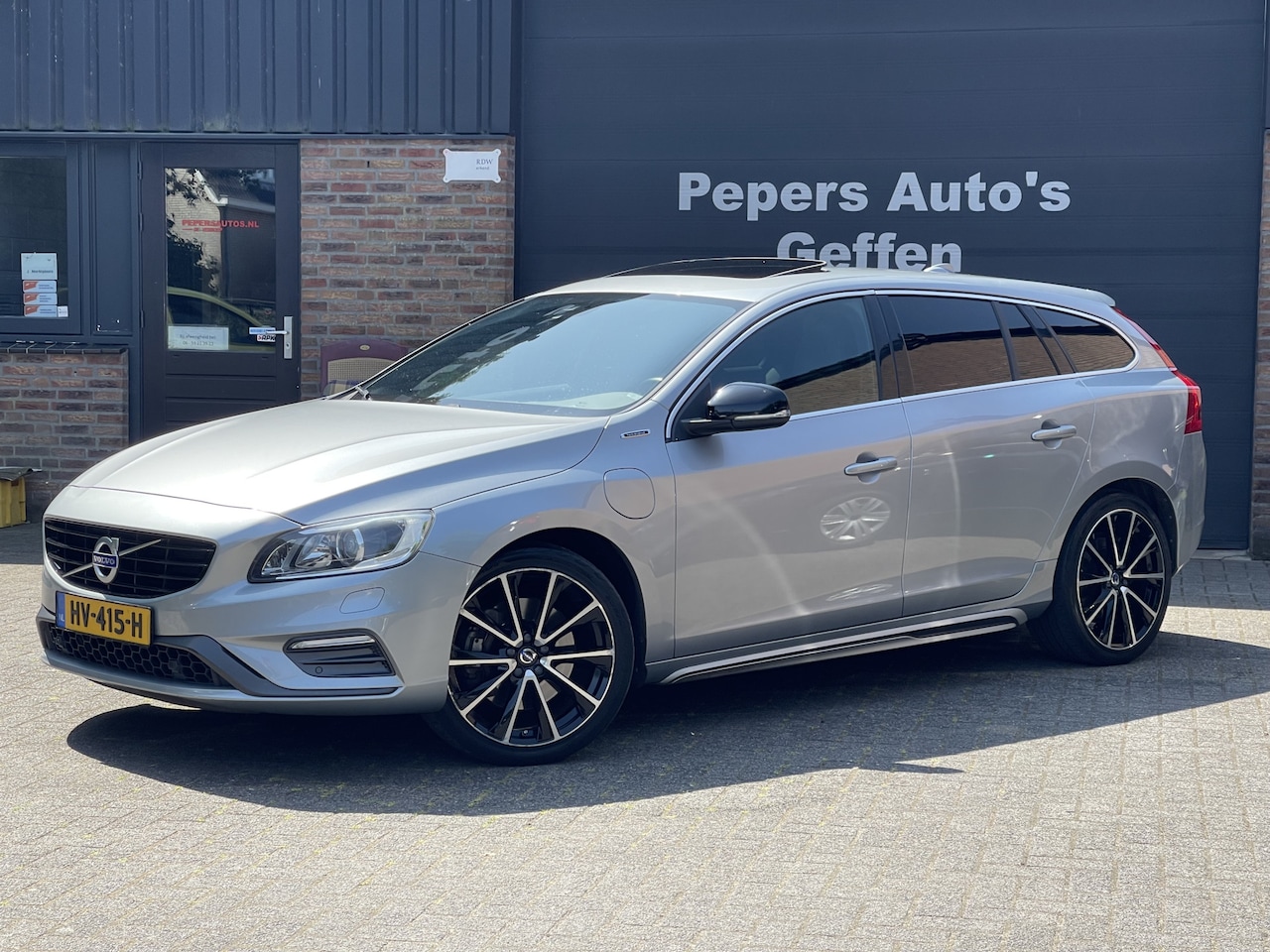 Volvo V60 - 2.4 D6 Twin Engine R-Design Pano | Leder | Memory | Dealer Onderhouden - AutoWereld.nl