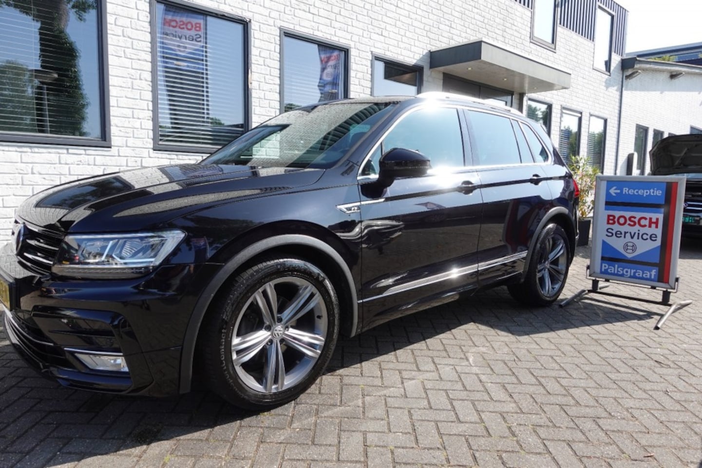Volkswagen Tiguan - 1.4 TSI ACT Highline  R-Line Leder - AutoWereld.nl