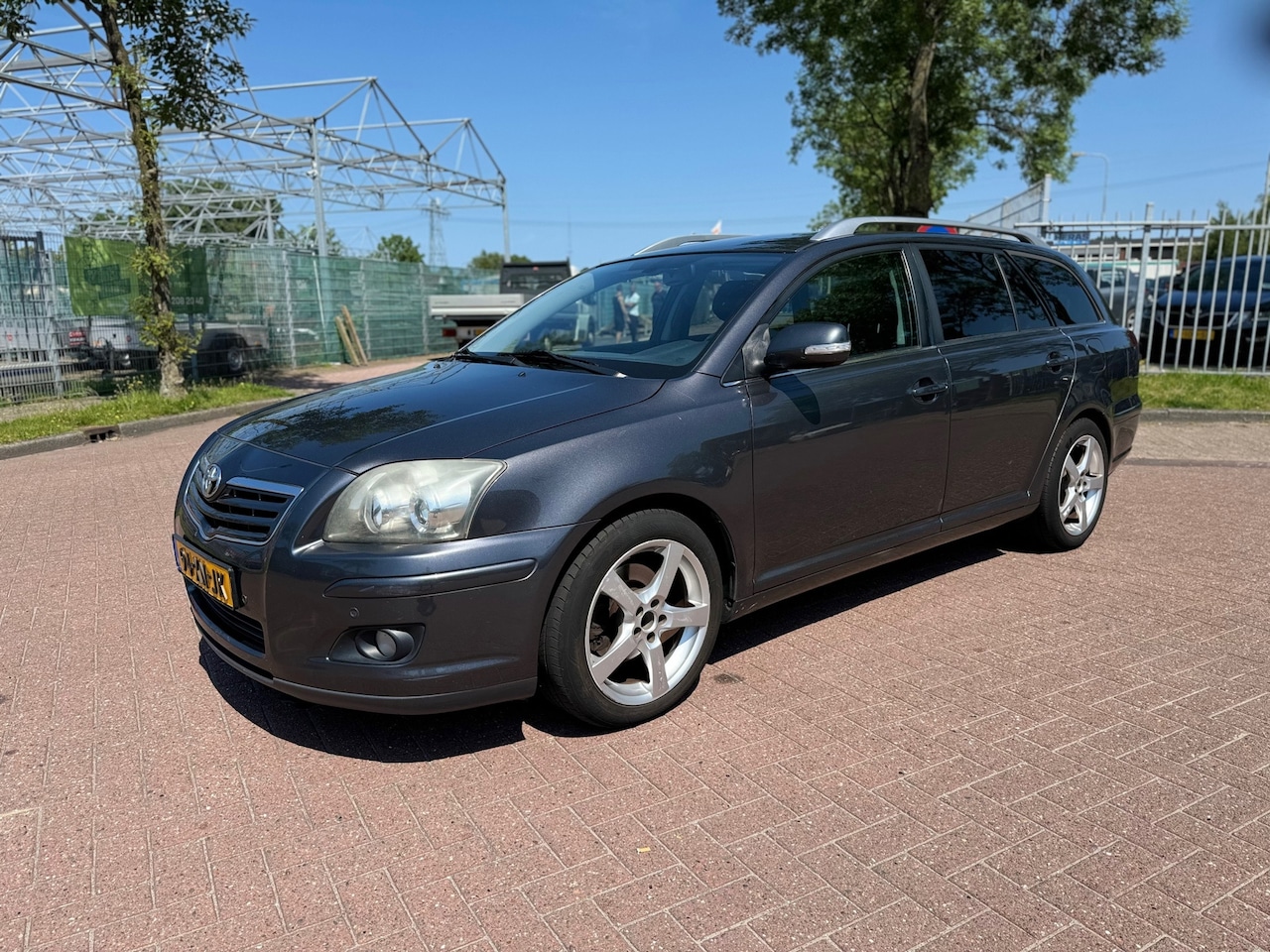Toyota Avensis Wagon - 2.0 VVTi Executiv navi leer - AutoWereld.nl
