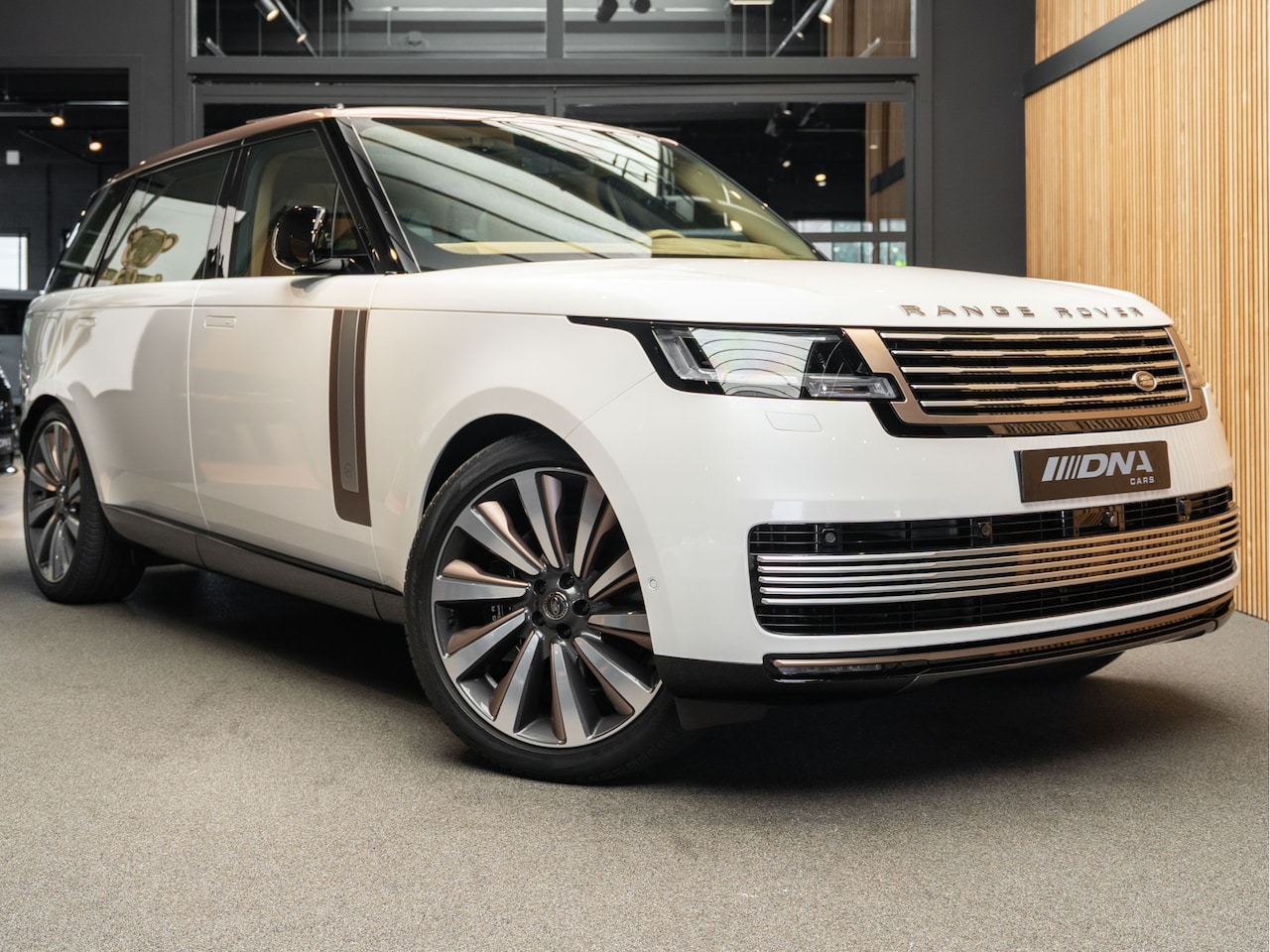 Land Rover Range Rover - P615 LWB SV Captain Seats Entertainment System 4.4 P615 LWB SV Koelbox Luxury Leather Upgr - AutoWereld.nl