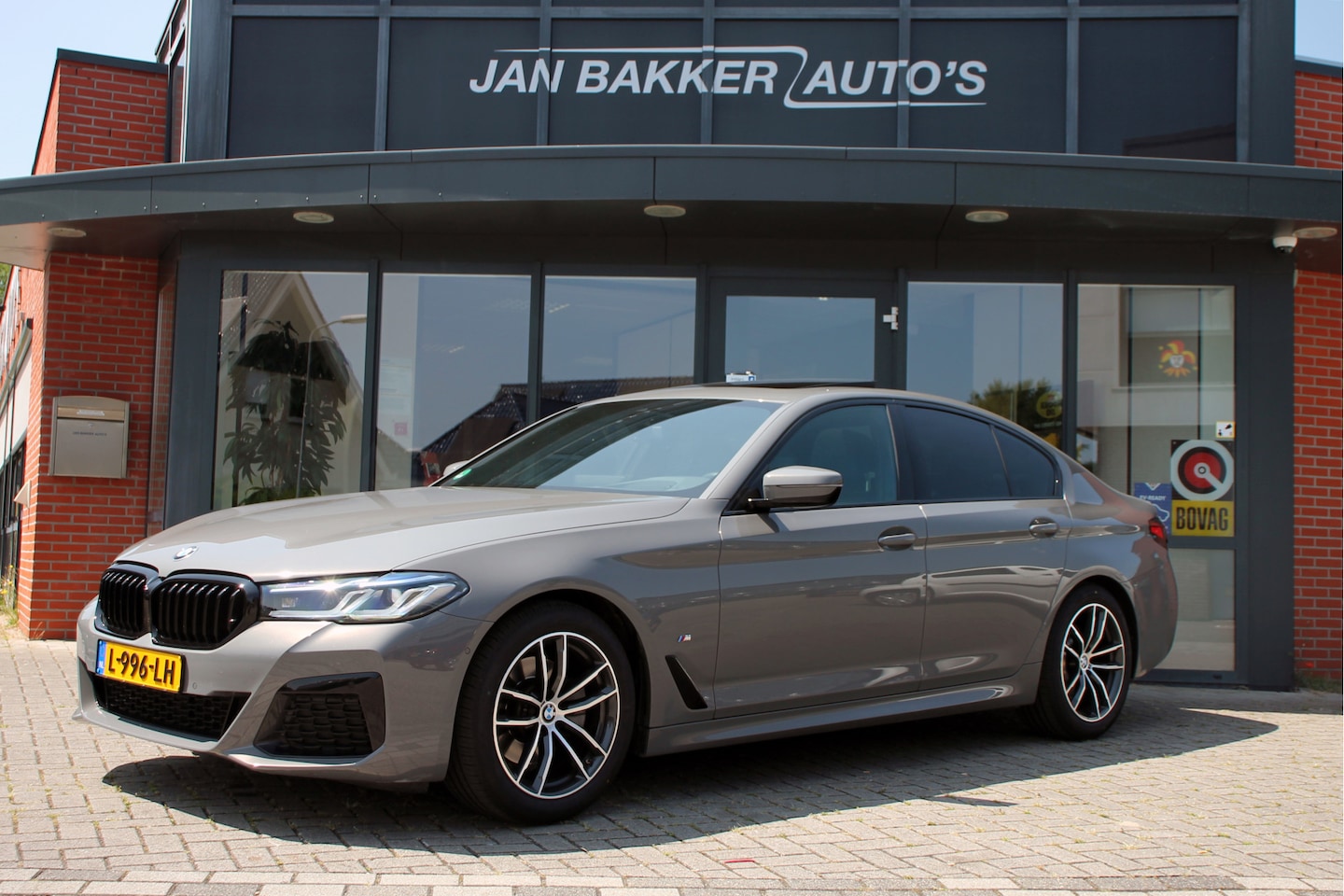 BMW 5-serie - 520i M-Pakket ✅ Head-up ✅ Trekhaak ✅ Carplay ✅ Stoelverwarming ✅ 1 Jaar Bovag ✅ - AutoWereld.nl