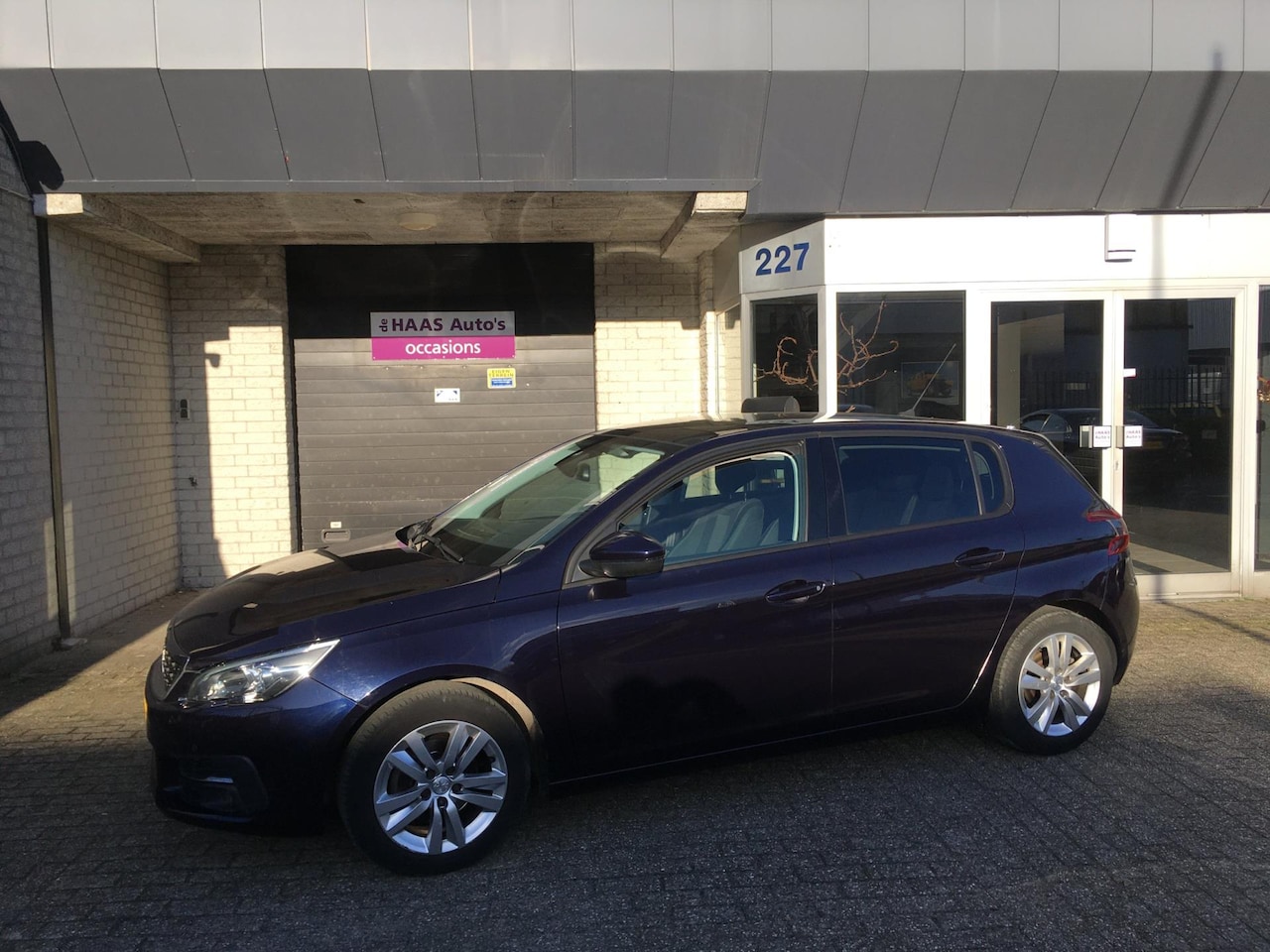 Peugeot 308 - 1.5 BlueHDi Blue Lease Executive / NAVI / CAMERA / ALU VELGEN / FACELIFT / PANORAMARAAM - AutoWereld.nl