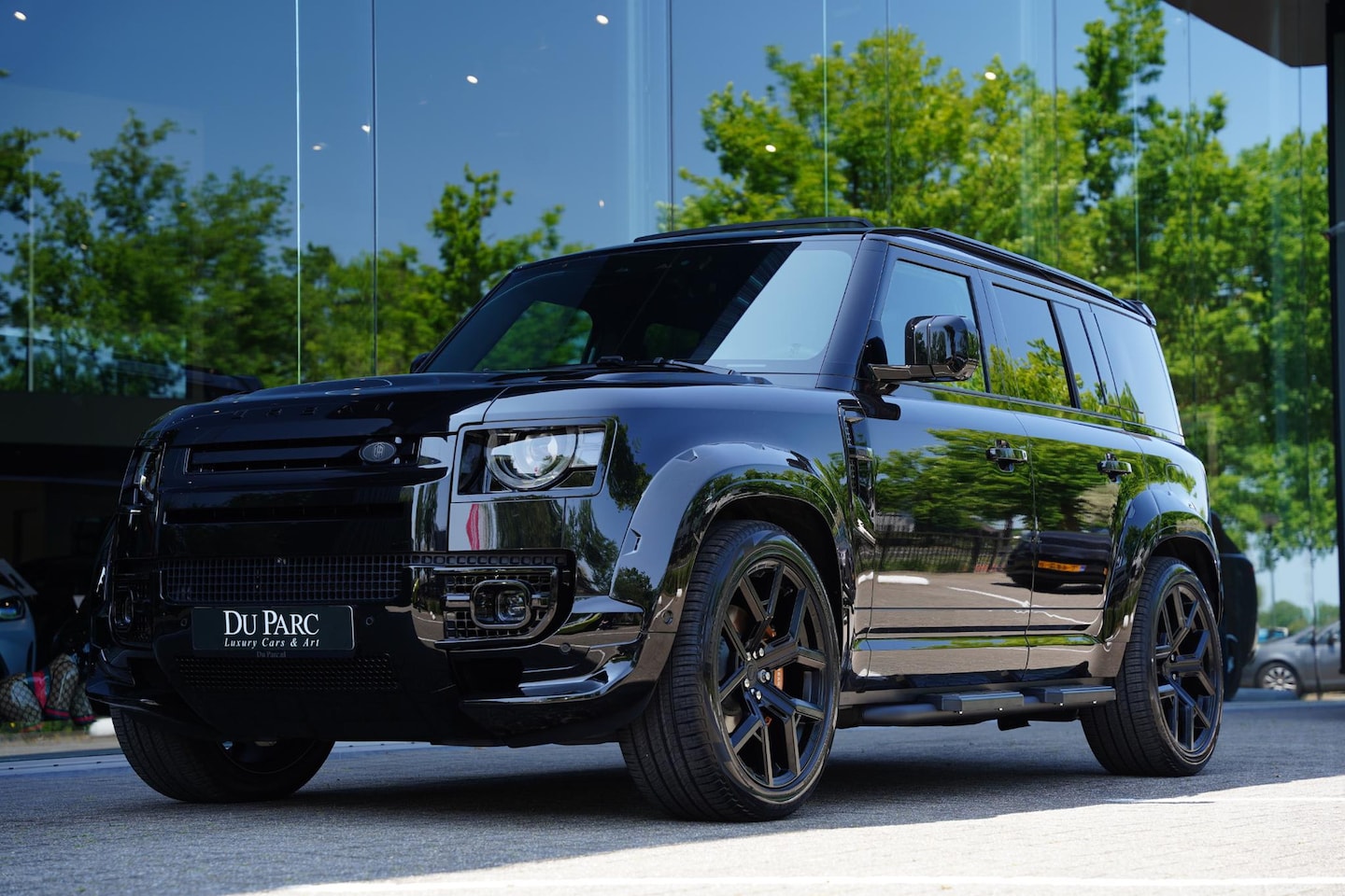 Land Rover Defender 110 - P 300 E HSE Widebody Urban Pack By Carart - AutoWereld.nl