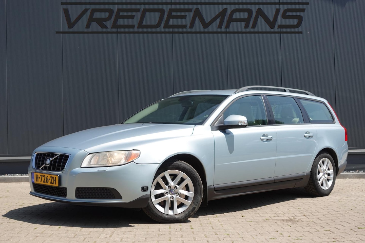 Volvo V70 - 2.5T Kinetic LEDER/AUTOMAAT - AutoWereld.nl