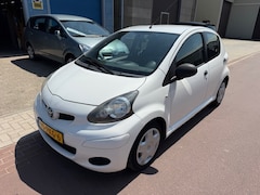 Toyota Aygo - 1.0-12V Cool 5-deurs Airco APK feb-2026 Leuke en zuinige auto zonder poespas. 2e eigenaar